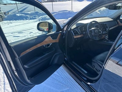 2022 Volvo XC90 T6 Momentum