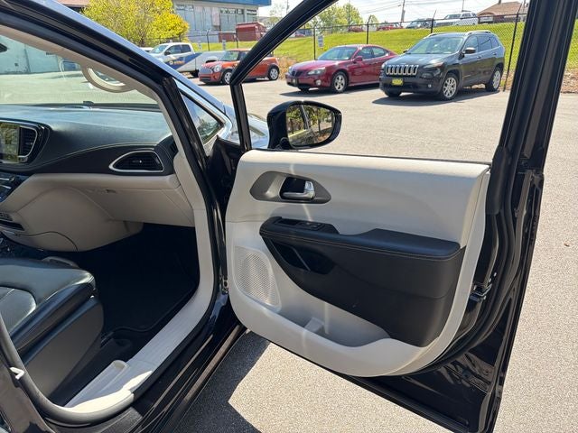 2024 Chrysler Pacifica Hybrid Select