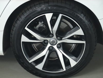 2022 Volvo S60 Recharge Plug-In Hybrid T8 R-Design Expression